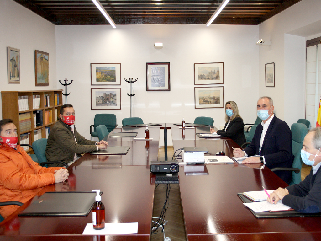 Los hosteleros durante la reunión con el delegado de la Junta.