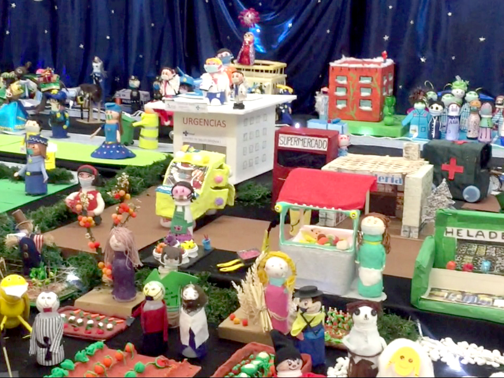 Los niños dan protagonismo en su belén a quienes han dado servicio durante el confinamiento. / E. A.
