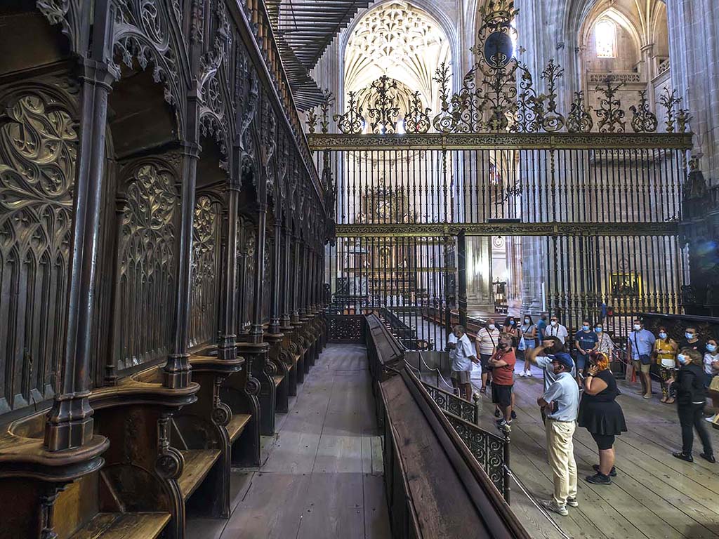Un grupo de visitantes contempla el coro de madera de nogal, del siglo XV, trasladado desde la antigua Catedral. / E. A.