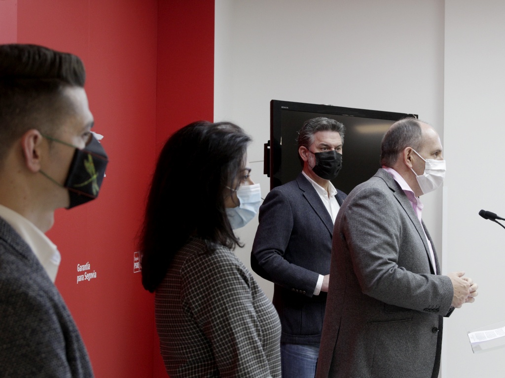 El secretario provincial del PSOE, José Luis Aceves, interviene en presencia de los tres procuradores socialistas por la provincia. / Nerea LLorente