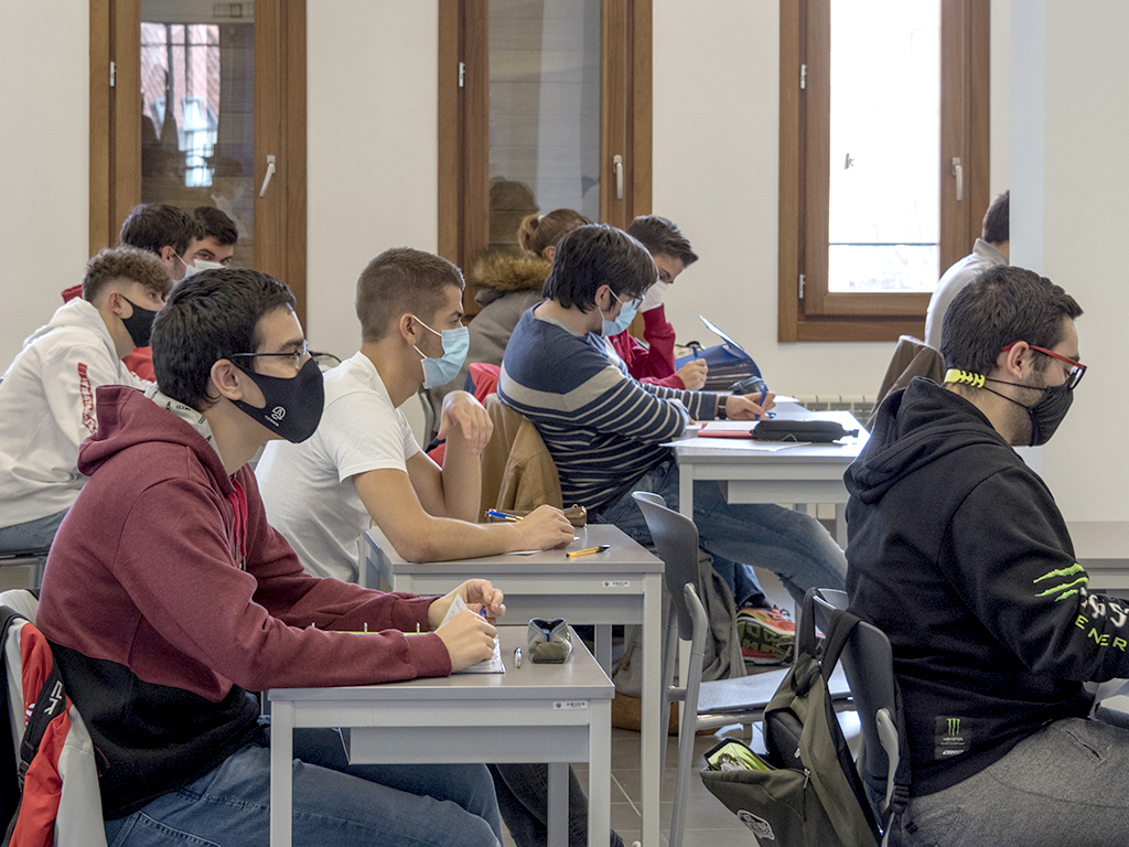 Grupo de universitarios en un aula del campus María Zambrano./ KAMARERO