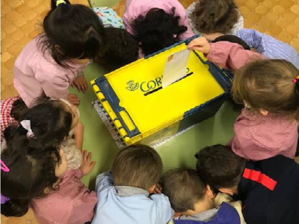 Los niños depositan sus felicitaciones en el buzón de Correos. / E. A.