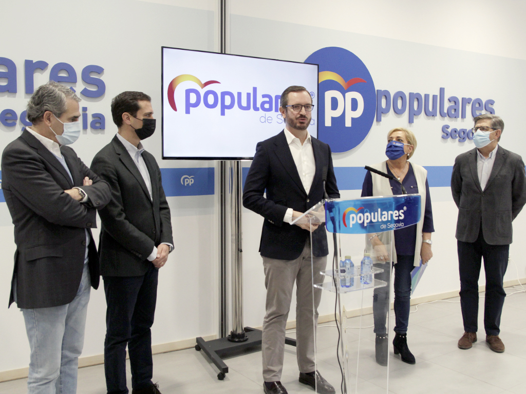 Javier Maroto, ayer, rodeado de los diputados y senadores del PP por Segovia.