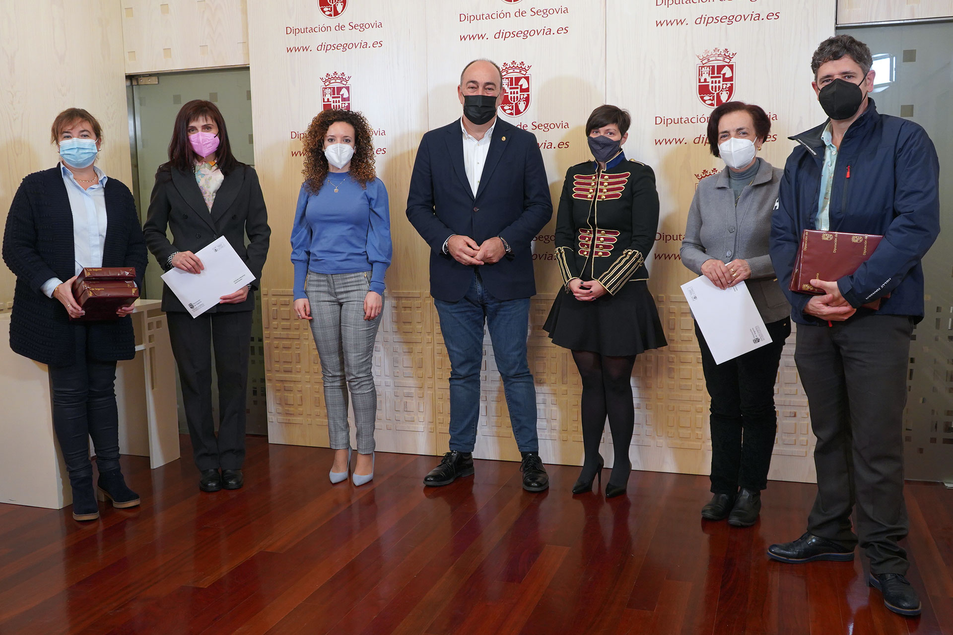 Los profesores de los institutos junto a las autoridades en la entrega de premios. / E. A.