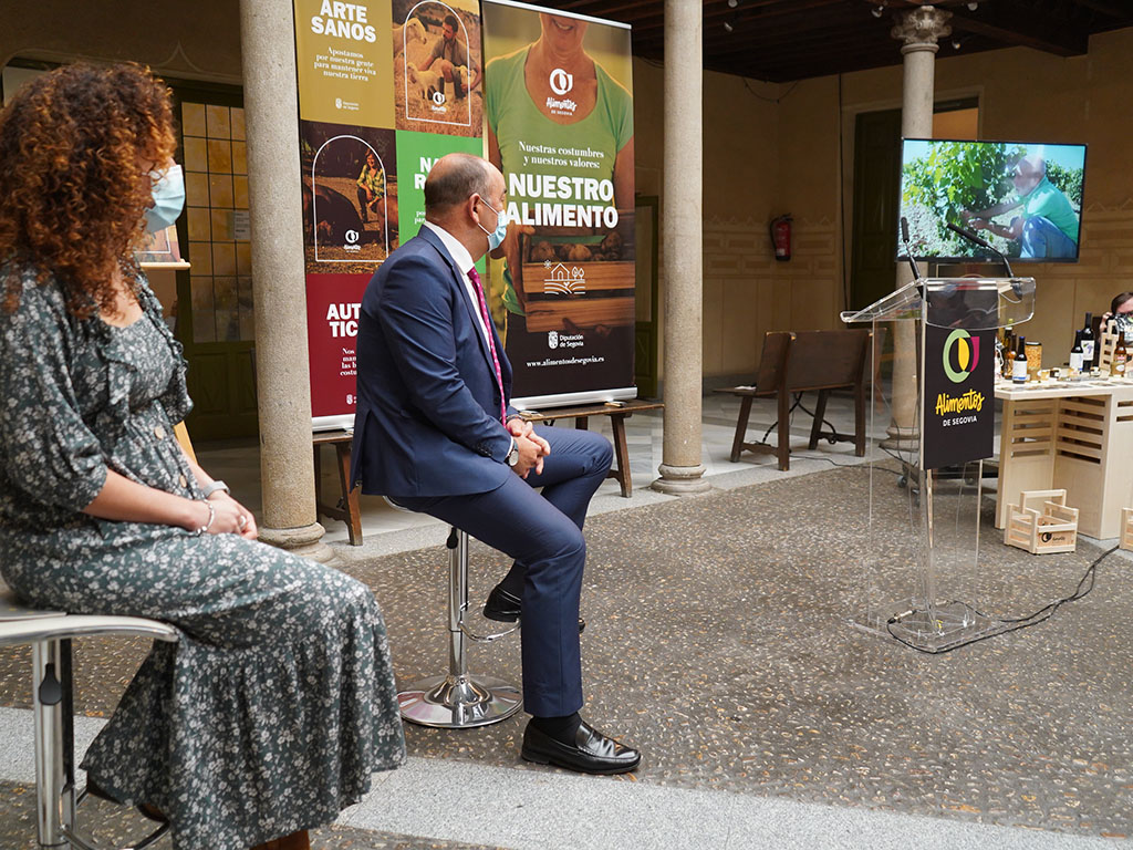 Noemí Otero y Miguel Ángel de Vicente, en la presentación de una promoción de Alimentos de Segovia.