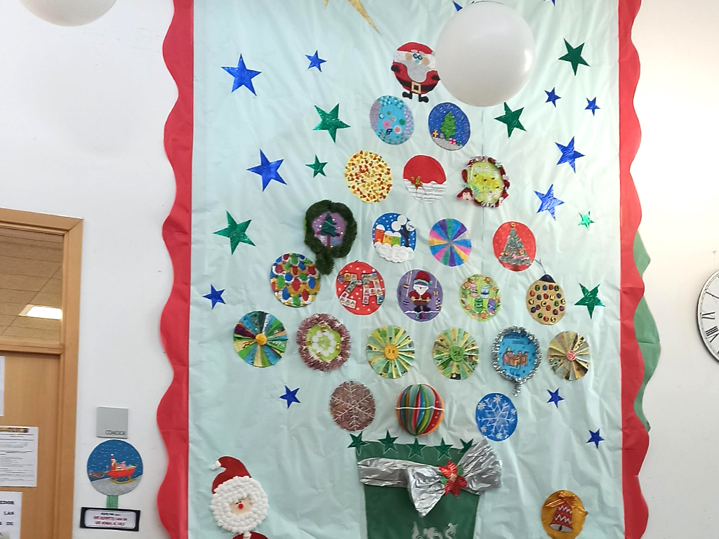 Cada curso ha colocado una bola en el árbol de Navidad. / E. A.