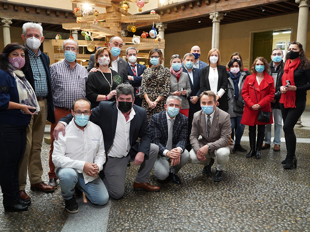 El presidente y varios diputados junto a trabajadores que llevan 35 años en la institución provincialy que han recibido este año la insignia de oro. / E. A.