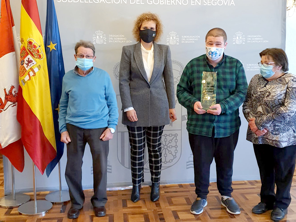 El alumno premiado con sus padres y la subdelegada del Gobierno./ EL ADELANTADO