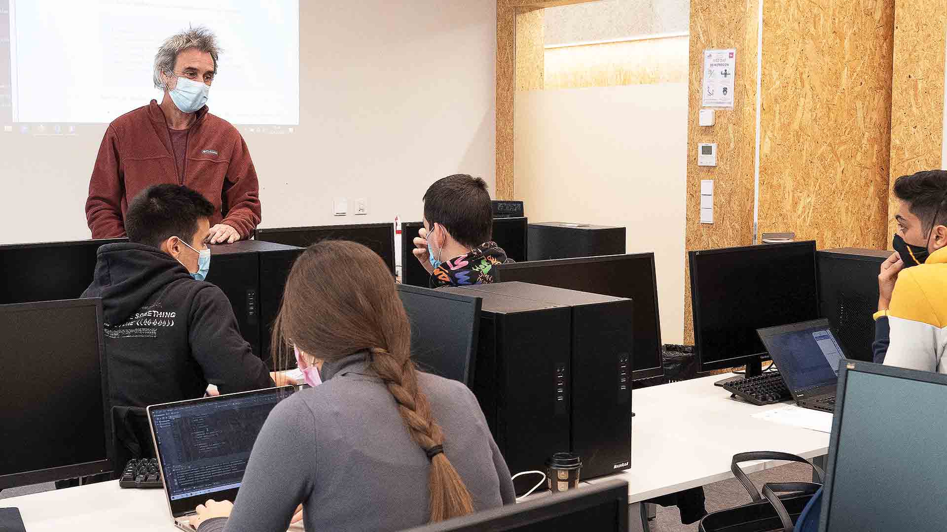 Desarrollo de una clase en los nuevos laboratorios. / José Manuel Álvarez Martínez