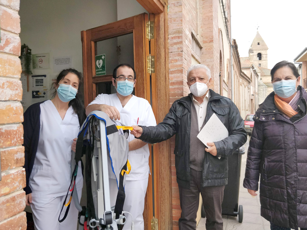Un momento de la entrega del material en la residencia.