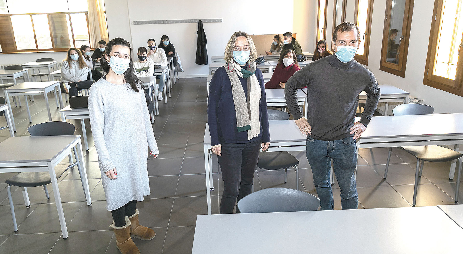 Estudiantes de la asignatura “Publicidad e igualdad” con el cooperante y miembros de la ONGD Aida. Alberto Morala.