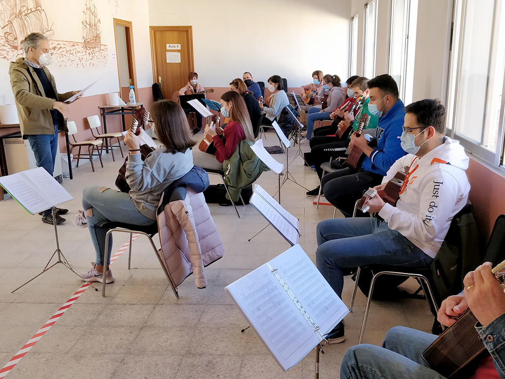 Los integrantes de la Rondalla han vuelto a ensayar juntos, manteniendo las distancias. /E.A.
