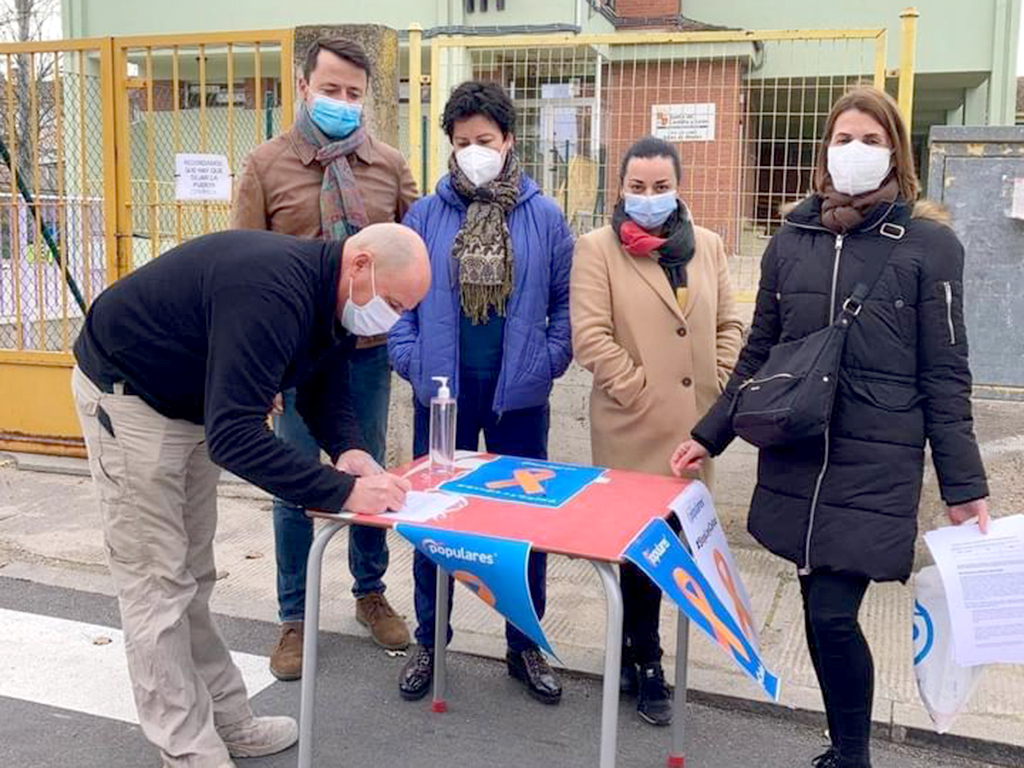 Un momento de la recogida de firmas llevada a cabo por los populares. / EL ADELANTADO