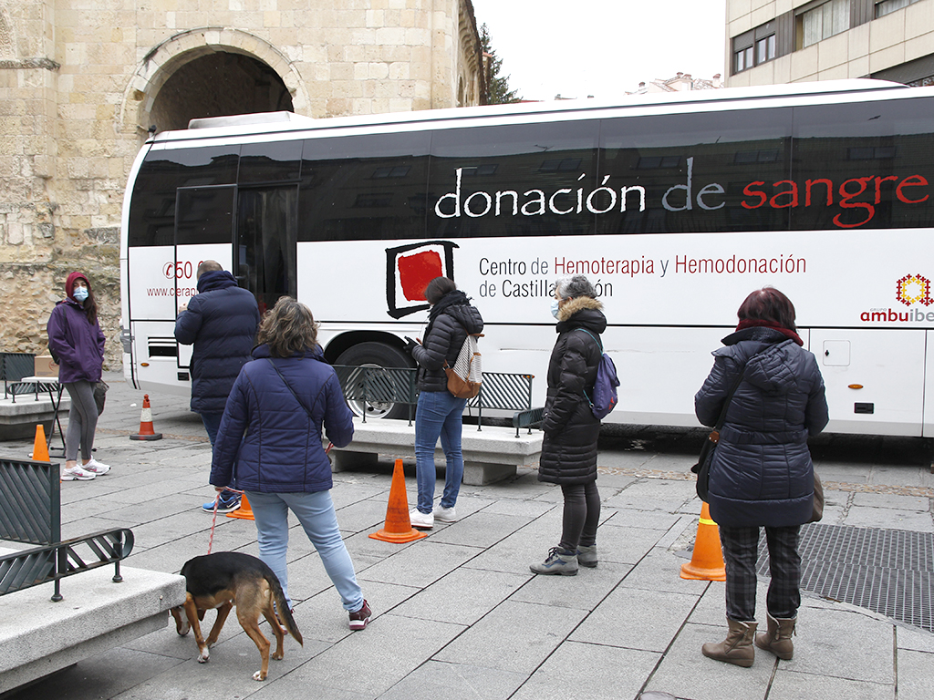 Grupo de personas esperando para entrar a donar sangre. /NEREA LLORENTE