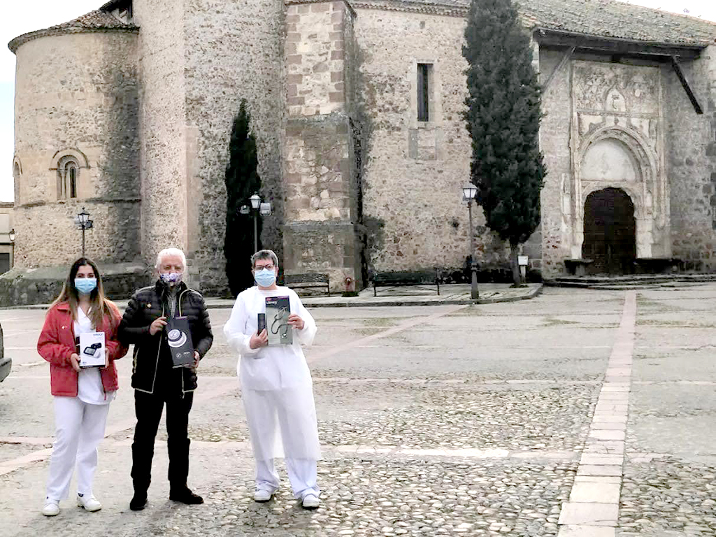 Entrega de material a los responsables del centro de salud. /E,A.