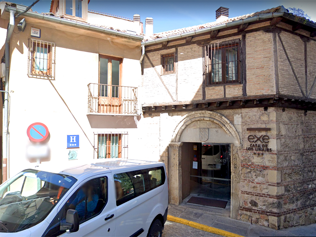Vista de la fachada del hotel Los Linajes. / EL ADELANTADO