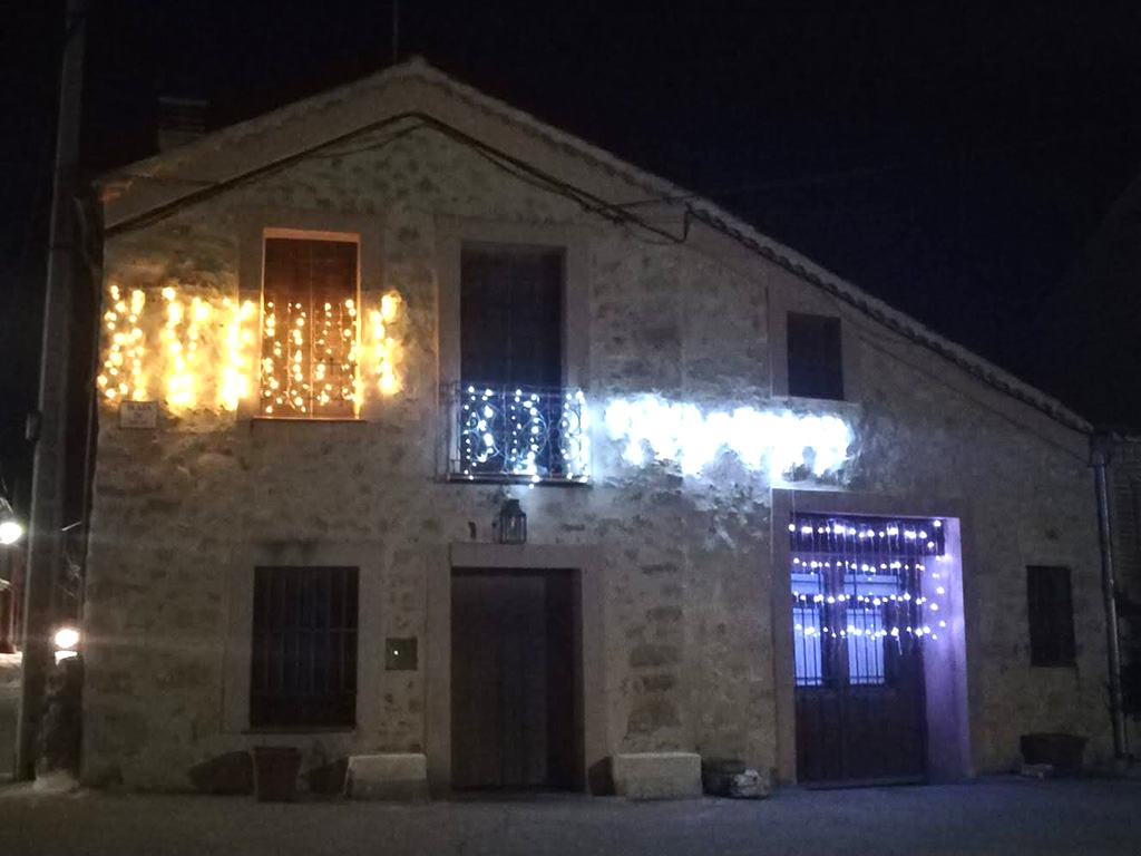 Casa adornada en el Barrio de Pavía de Caballar. /E.A.