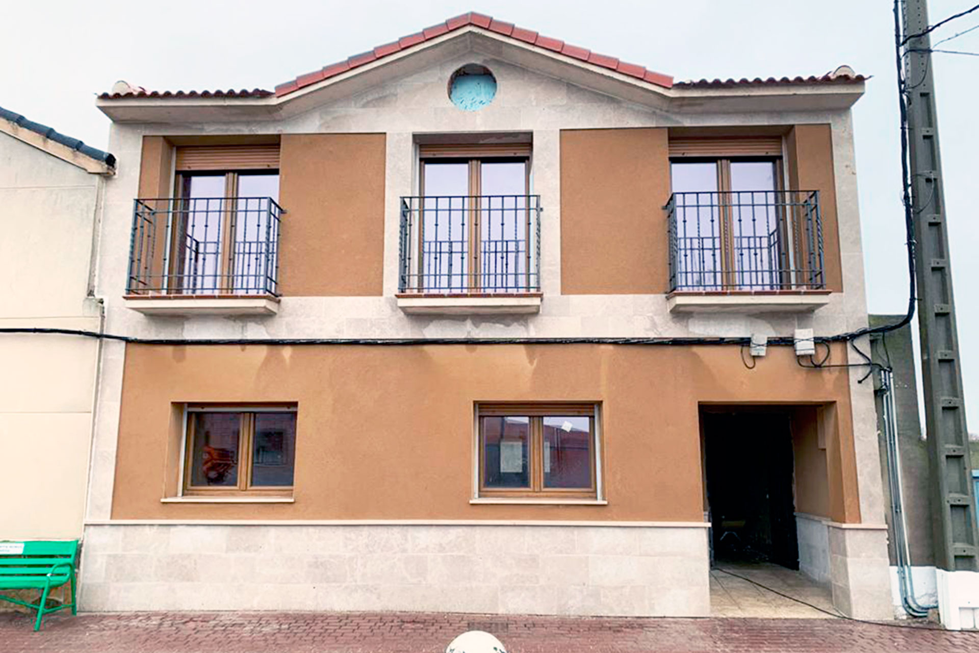 El consultorio ha ampliado espacios y mejorado accesibilidad y confort para pacientes y sanitarios./ E. A.