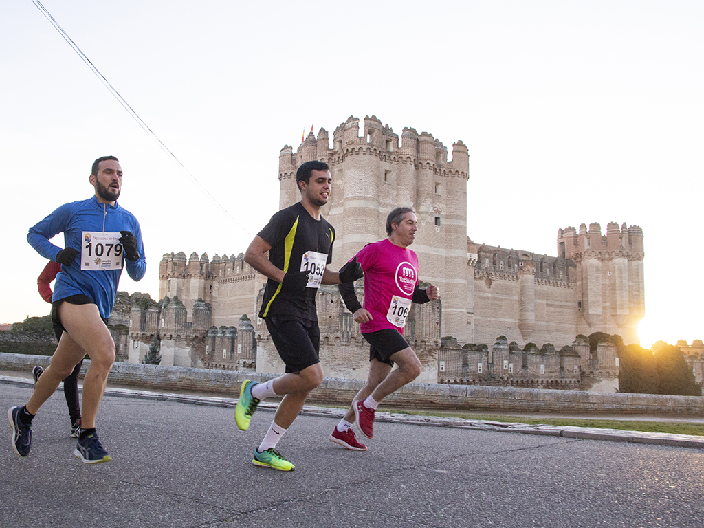 Varios participantes pasan por la zona del castillo durante la XXVIII edición de la San Silvestre de Coca. / Nerea Llorente