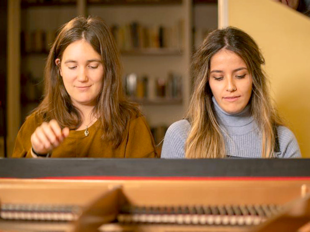 Desde la izquierda, Laura V. Fragua y María de Santos, fundadoras del proyecto ‘Siendo Músico’.  / E.A.