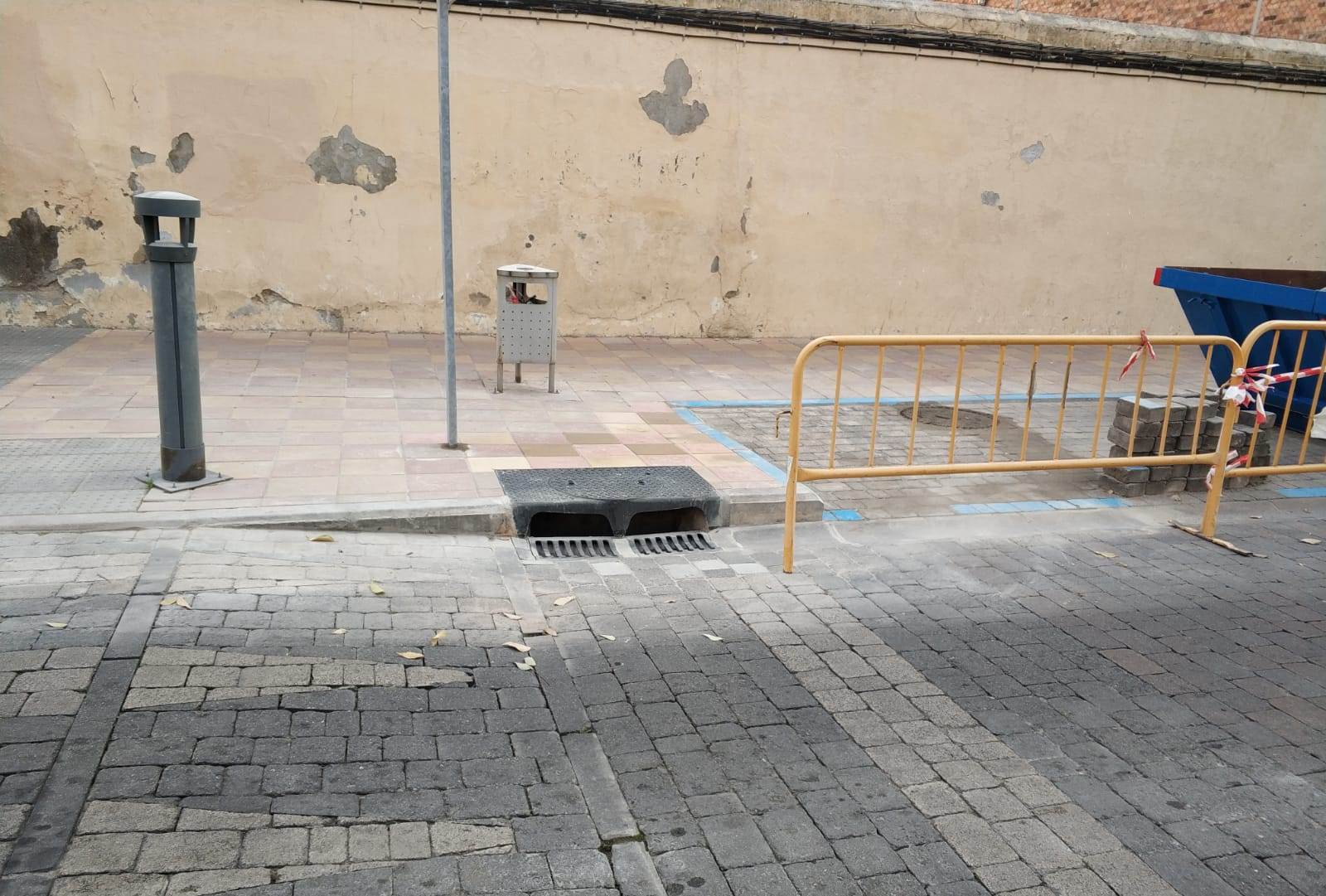 Imbornales de buzón de gran capacidad en la plaza de Somorrostro de Segovia. / E.A