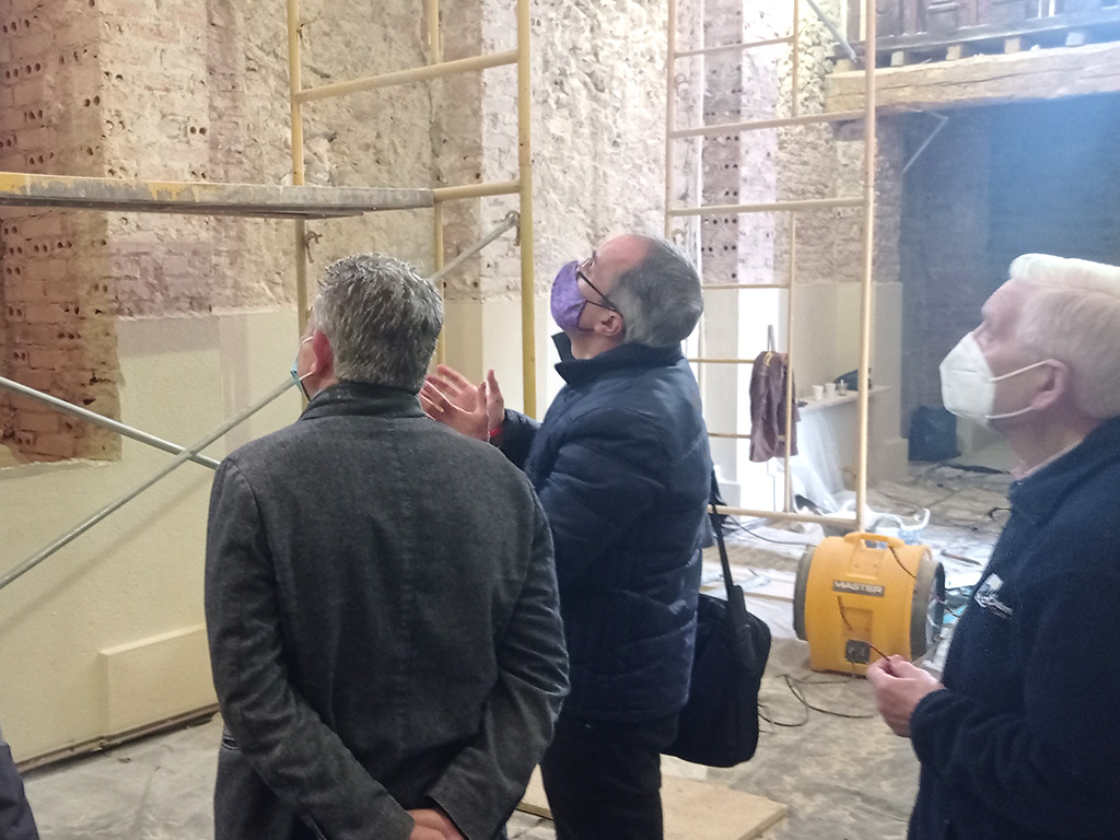 El diputado de Cultura, José María Bravo, acompañado del sacerdote, visita las obras en la iglesia.