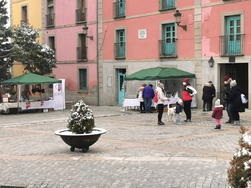 Puestos del mercadillo, en la Plaza de los Dolores. /FRANSCISCO SÁNCHEZ VIRAZ