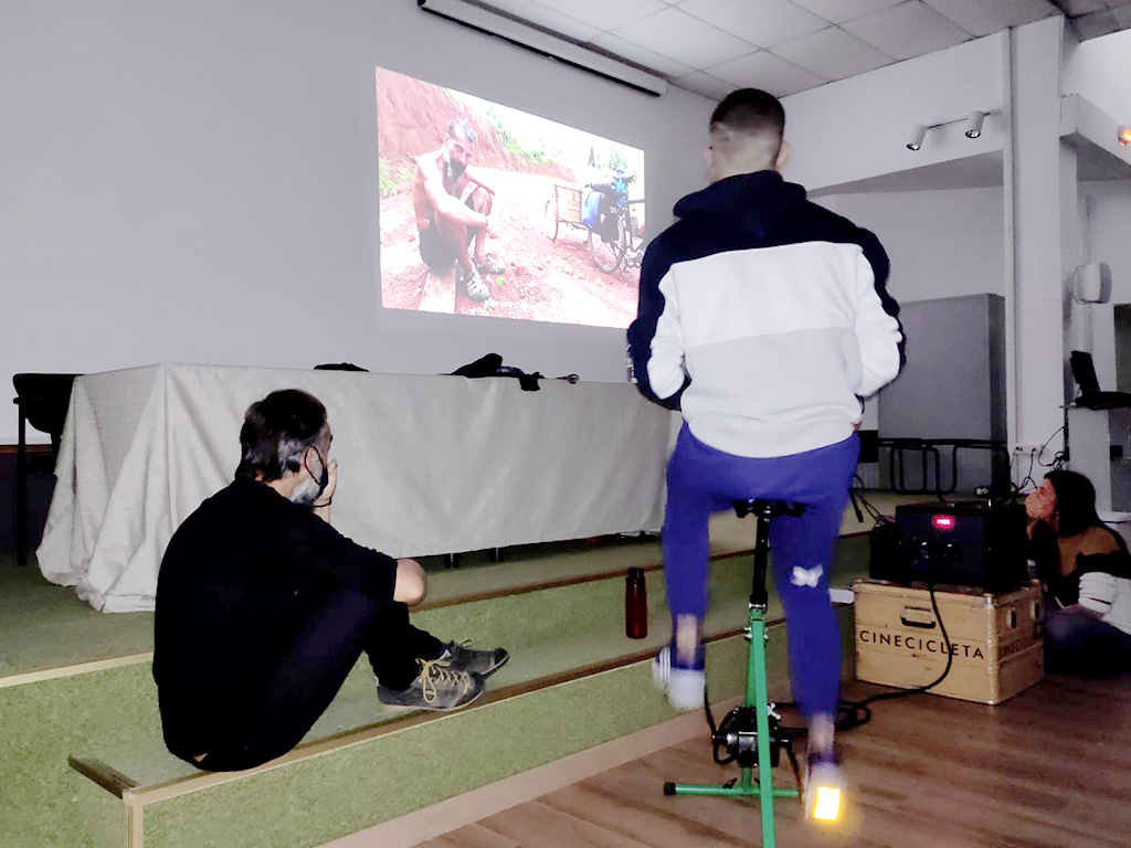 Carmelo López e Isabel Segura muestran a un alumno como funciona la cinecicleta. / E.A.