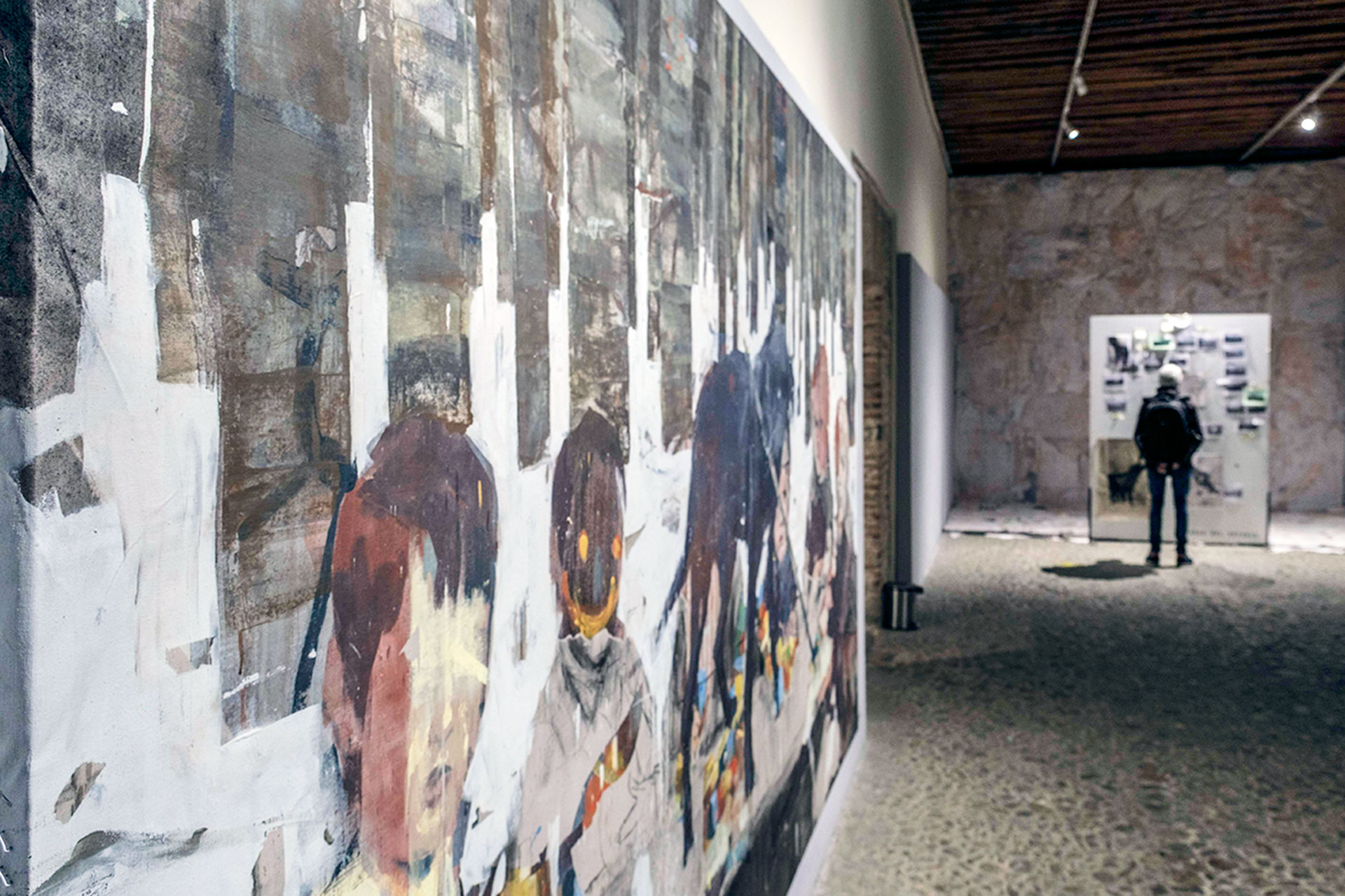 En primer término, un cuadro pintado durante el confinamiento en Segovia y parte del atelier del arista al fondo. / Kamarero