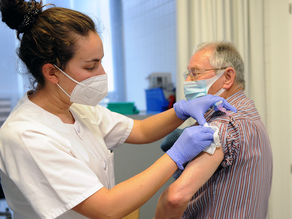 La campaña de vacunación frente a la gripe se adelantó este año al 13 de octubre para reducir el impacto gripal en plena pandemia del Covis-19. / E. A.