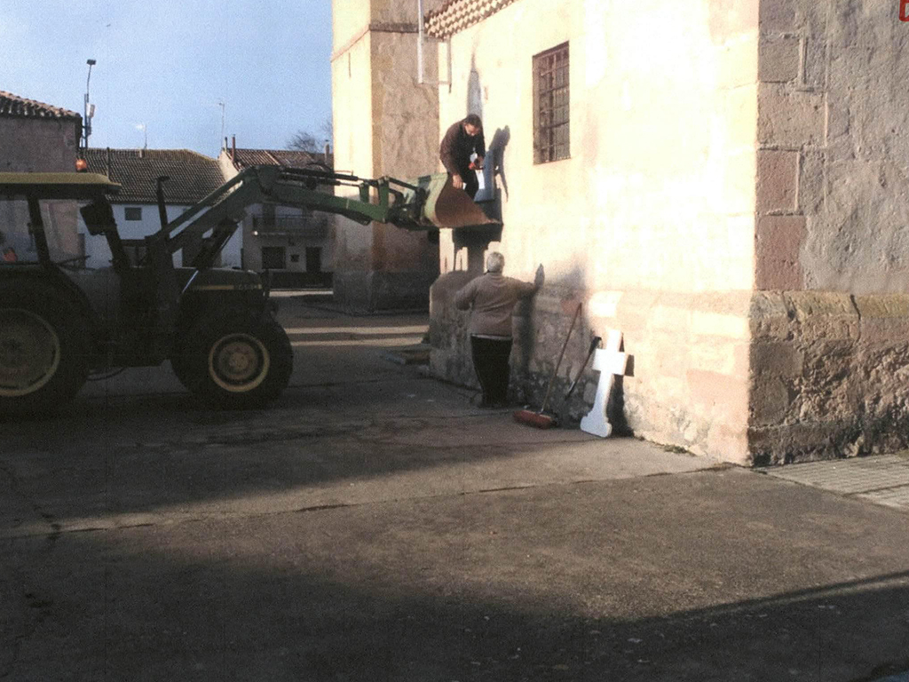 La retirada de la simbología vinculada a la dictadura ha llegado hasta pueblos como Veganzones, en cumplimiento de los requerimientos de la ley. / EL ADELANTADO