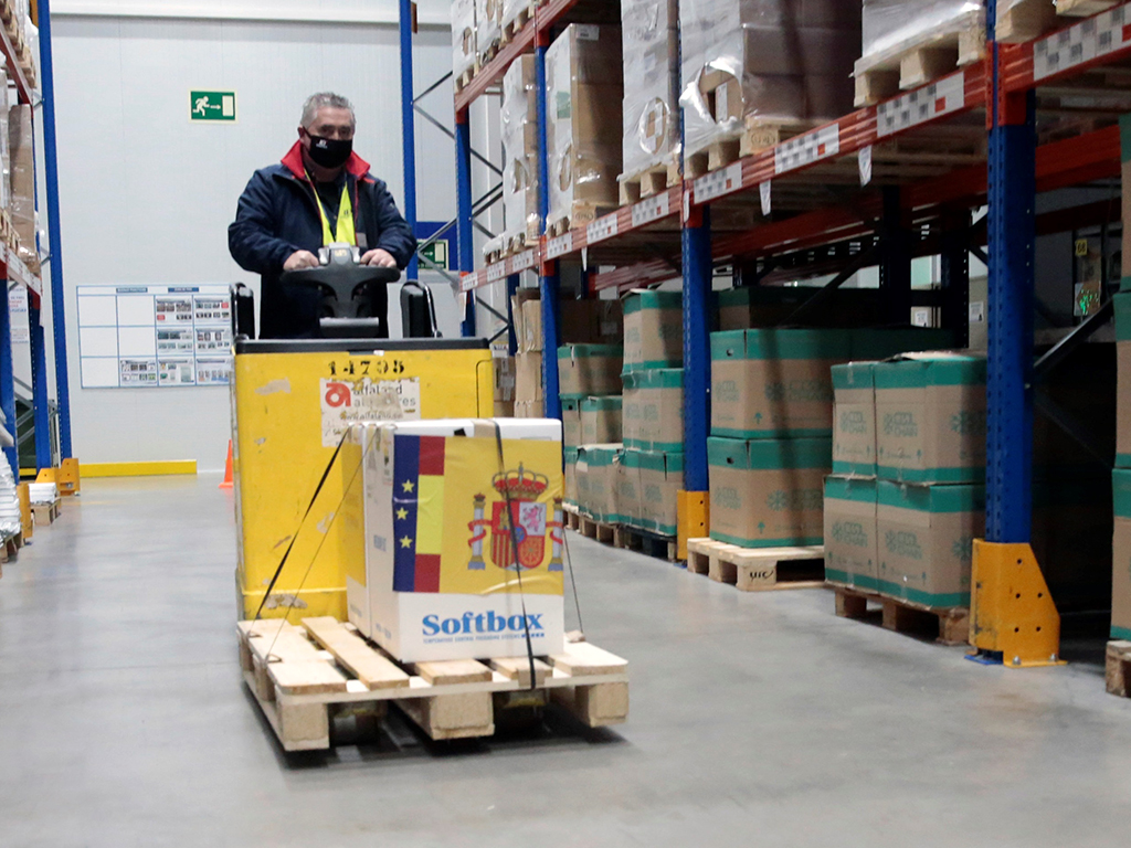 Las primeras dosis de la vacuna frente al COVID-19 (c) han llegado este sábado al centro logístico de Pfizer en Guadalajara tras permanecer una noche en Lerma (Burgos). /EFE