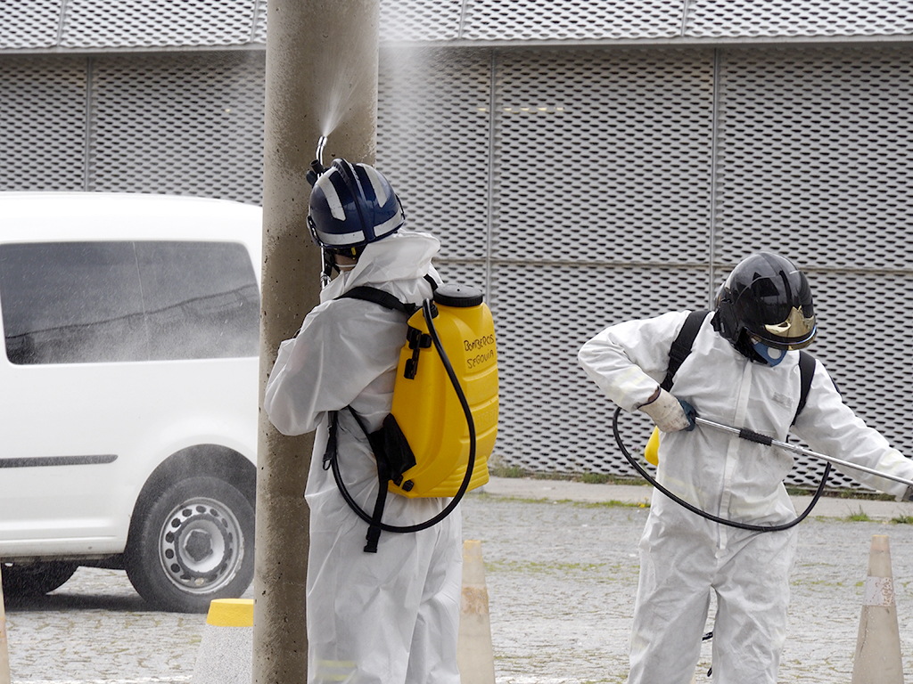 Los bomberos desinfectan las proximidades de la entrada de Urgencias del Hospital General de Segovia.