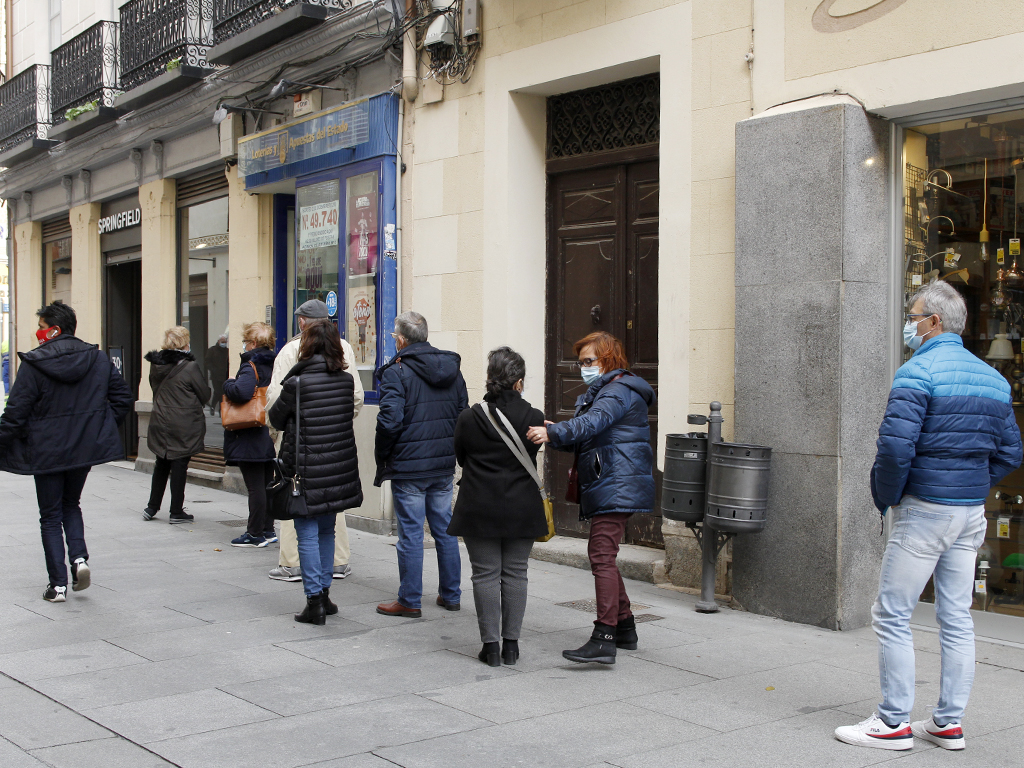 Aunque han descendido las ventas globales este año, se han formado colas en las puertas de las administraciones de lotería.
