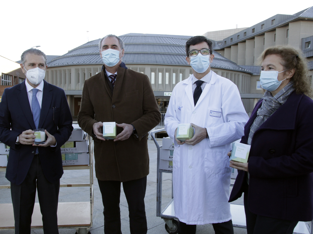 El gerente de la Gerencia de Asistencia Sanitaria (2d) participó ayer en el acto de entrega de 500 velas perfumadas por parte de Ambientair al Hospital General. / NEREA LLORENTE