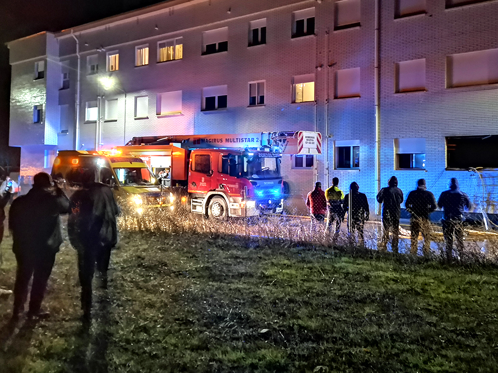 Una reciente intervención de los bomberos de Segovia en un incendio en Turégano este mes de diciembre. / FLORENTINO DESCALZO