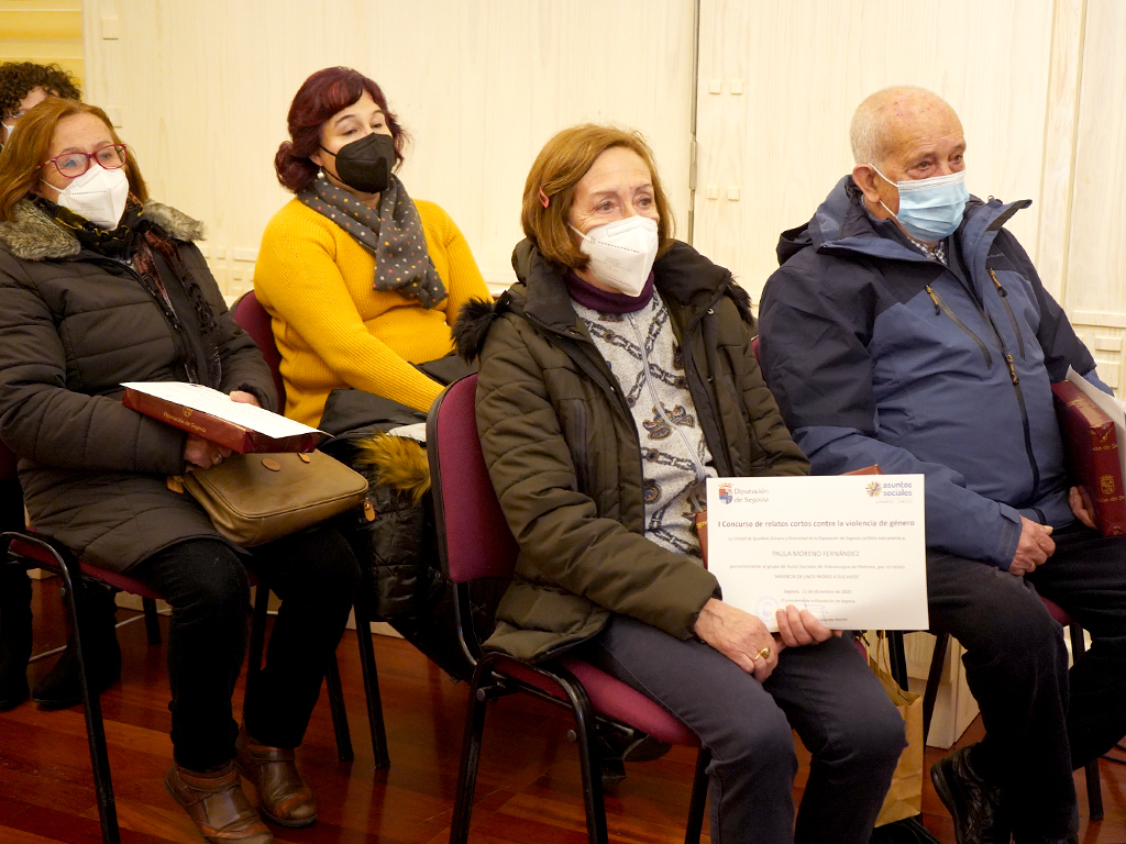 Los autores de ‘Herencia de unos padres a sus hijos’ en el acto de entrega de su premio ayer. / EL ADELANTADO