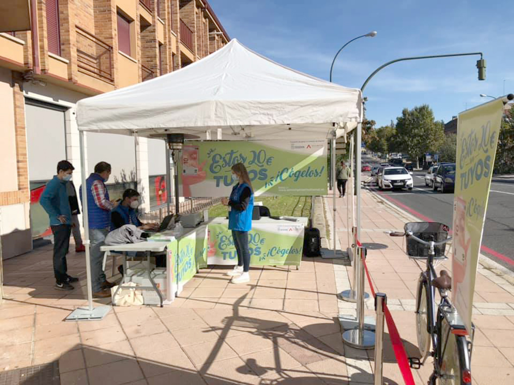 El Ayuntamiento promocionó los bonos durante la primera campaña. / E. A.