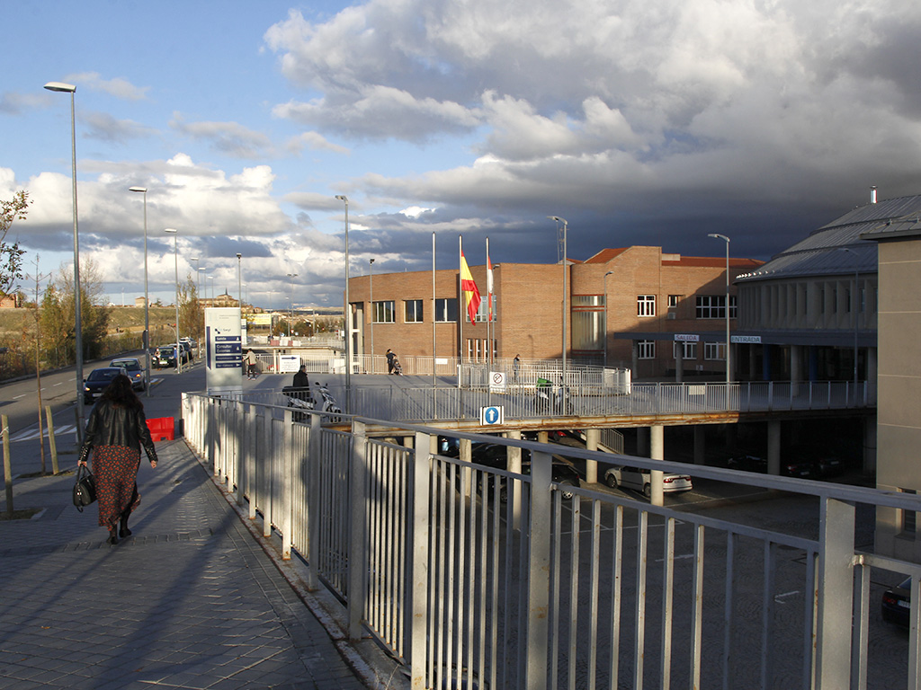 Acceso al Complejo Asistencial de Segovia donde se encuentra el Hospital General. / NEREA LLORENTE