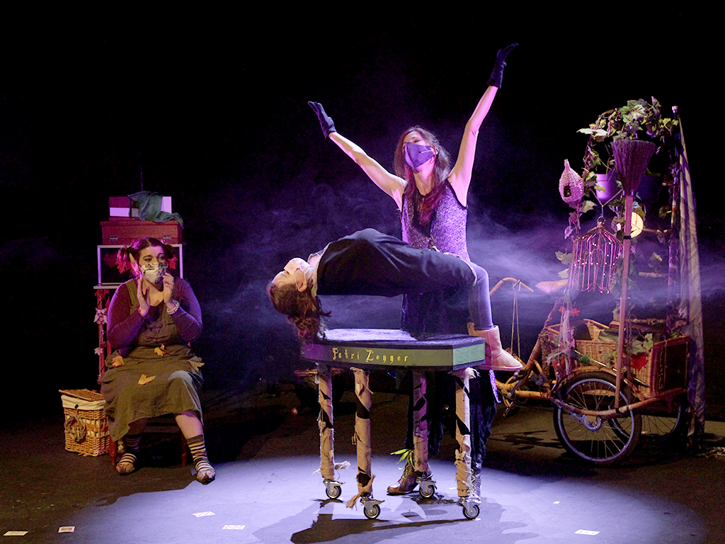 Un momento del espectáculo de magia ‘El Arco de los Secretos’, ayer sábado en La Cárcel. / Nerea Llorente