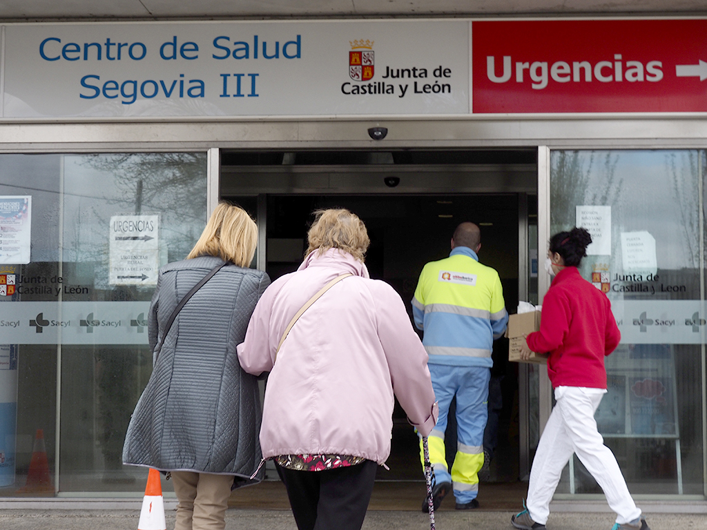 Dos personas entran al Centro de Salud Segovia III. / NEREA LLORENTE