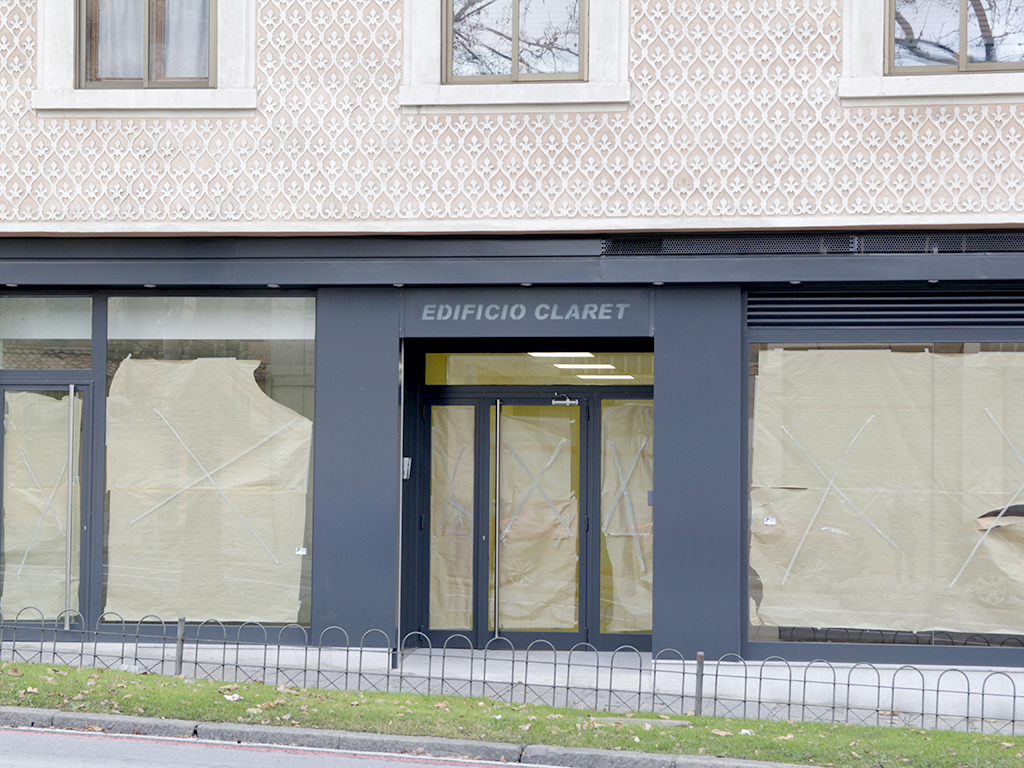 Puerta principal del local que albergará el centro Covid en la avenida Padre Claret. / NEREA LLORENTE