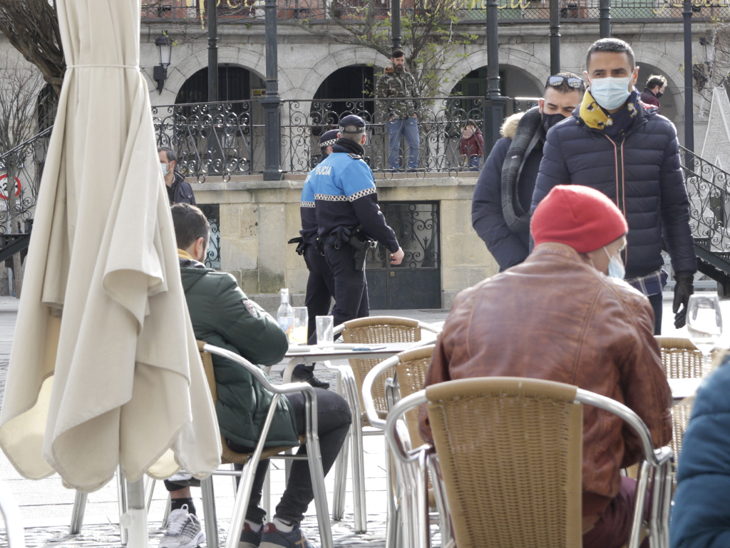 La Policía Local de Segovia tuvo que intervenir por la celebración de una fiesta en un garaje 1 Imagen de la Plaza Mayor el domingo pasado, jornada en la que no se registraron denuncias de la Policía Local. / Nerea LLorente