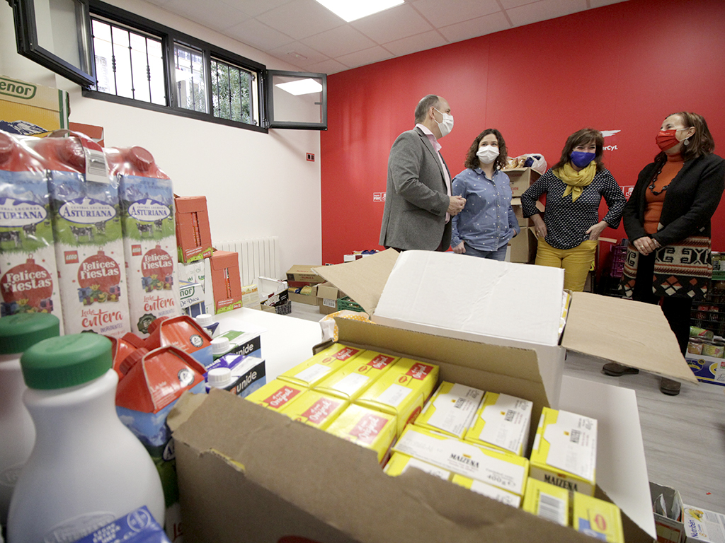 La entrega de 4.500 kilos de productos no perecederos por las agrupaciones socialistas de la provincia se produjo el pasado viernes en la sede del PSOE de Segovia. / Nerea Llorente