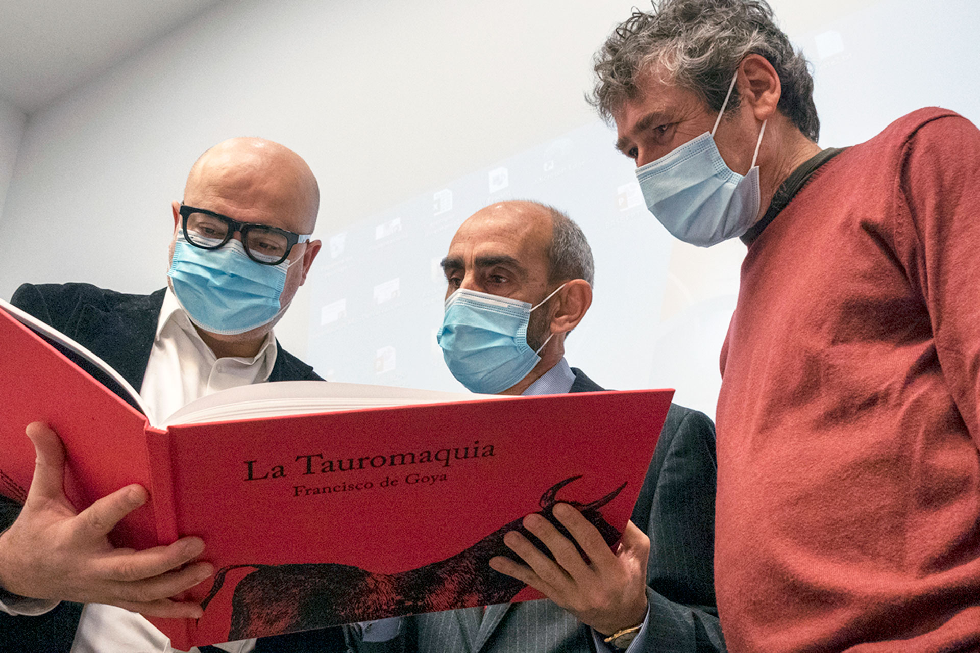 De izquierda a derecha, Juan Carlos Monroy, Gregorio Muñoz y Aku Estebaraz contemplan el libro presentado ayer en Segovia. / KAMARERO