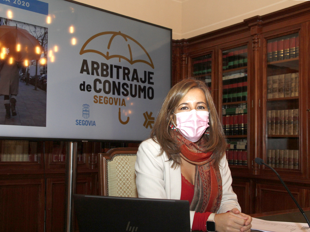 La concejala de Consumo, Ana Peñalosa, durante la presentación de la campaña sobre el sistema de arbitraje. / NEREA LLORENTE