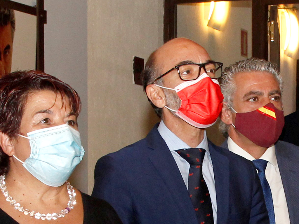 La alcaldesa, el consejero de Cultura, Bravo y Mazarías, en la inauguración del programa de artes visuales del Hay Festival el pasado mes de septiembre. / Nerea Llorente