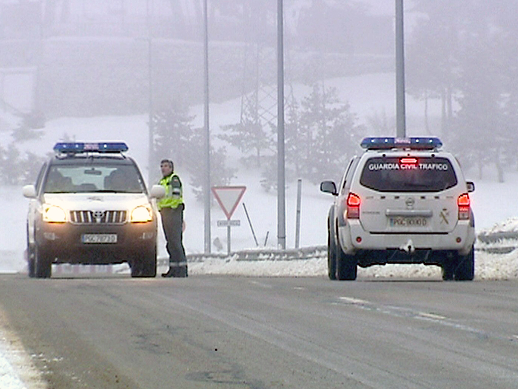 Dos coches de la Guardia Civil en el puerto de Navacerrada. EFE/EFE TV/Archivo