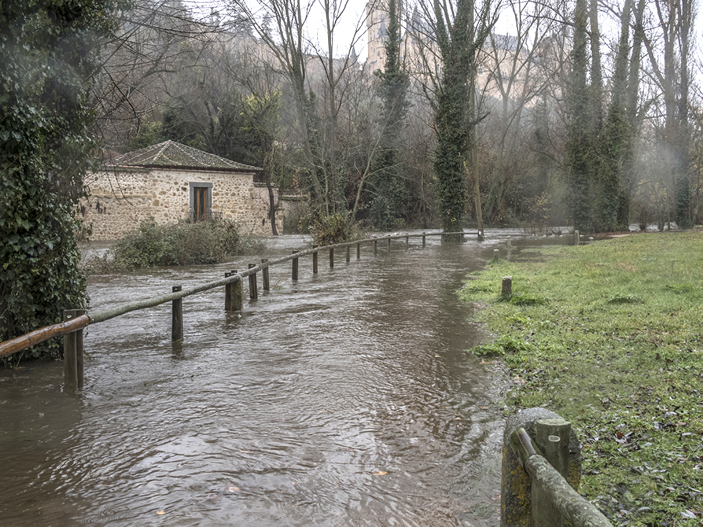 Intervenciones urgentes por los daños de la última inundación en la capital segoviana 1 El paseo de ribera quedó completamente inundado el pasado día 11 de este mes de diciembre. / Kamarero