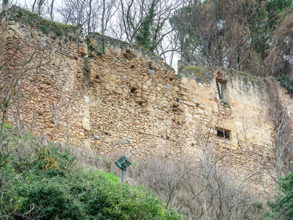 Paño de la Muralla de Segovia muy deteriorado en la zona norte del monumento, cuya restauración fue seleccionada en la convocatoria de 2018. / Kamarero